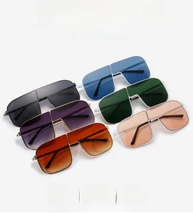 Dettaglio di occhiali da sole quadrati oversize in metallo con lenti colorate da donna
