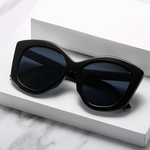 Lunettes de soleil œil-de-chat surdimensionnées avec monture noire et verres teintés