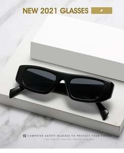 Schicke schwarze Sonnenbrille mit quadratischem Rahmen auf weißem Marmor für Damen