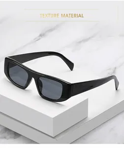Detail der quadratischen schwarzen Sonnenbrille mit dickem Rahmen und dunklen Gläsern