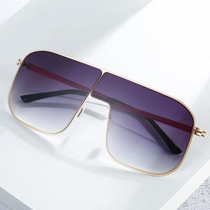 Occhiali da sole oversize donna con montatura in metallo oro e lenti viola sfumate