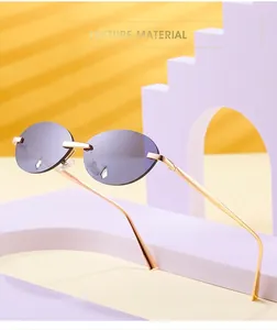 Detail einer randlosen tropfenförmigen Sonnenbrille mit grauen Verlaufsgläsern und Akzenten