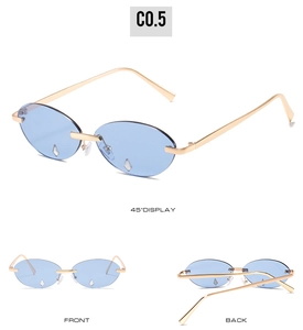 Drei-Winkel-Ansicht der blauen randlosen Tränensonnenbrille mit goldenen Metallbügeln