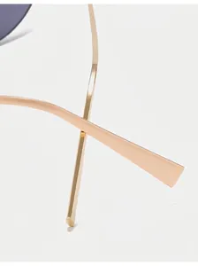 Detail der champagnergoldenen ergonomisch geschwungenen Brillenbügel für Tragekomfort