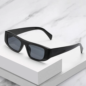 Moderne schwarze quadratische Sonnenbrille mit dunkelgrauen Gläsern auf weißem Sockel