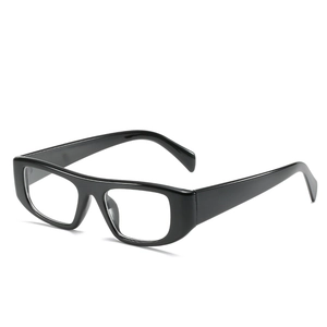 Modische schwarze rechteckige Sonnenbrille mit glänzendem Rahmen auf weißem Grund