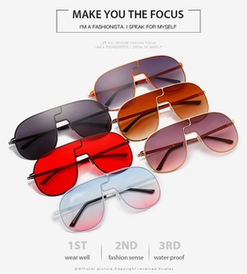 Vue à plat de lunettes de soleil sans monture surdimensionnées en six coloris dégradés