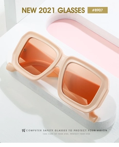 Detail der quadratischen beigefarbenen Sonnenbrille mit orangen Gläsern auf Stativ