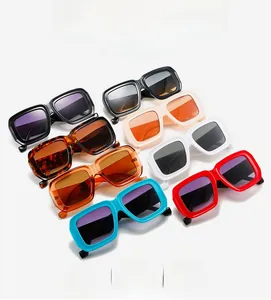 Detailansicht der Retro-Sonnenbrille mit dickem Rahmen in verschiedenen Trendfarben und Designs