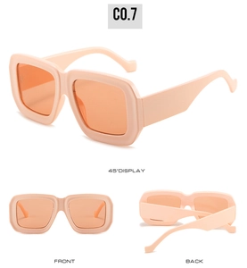 Drei Ansichten einer Retro-Sonnenbrille mit rosa Rahmen und orangefarbenen Gläsern