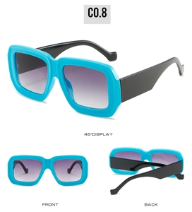 Drei Ansichten einer quadratischen blauen Brille mit schwarzen Bügeln und Verlaufsgläsern