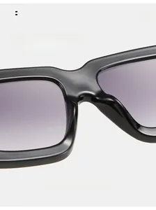 Detail der ergonomischen integrierten Nasenpads an der schwarzen Oversized-Sonnenbrille