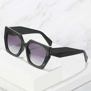 Polygonal oversized sunglasses with thick temples and purple gradient lenses