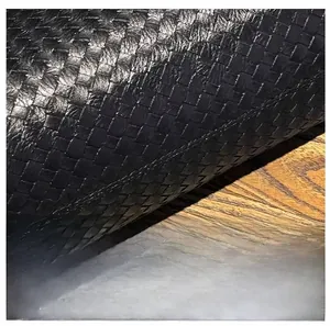 Detailaufnahme der schwarzen Flechtoptik-Tasche mit feinen Nähten und Lederstruktur
