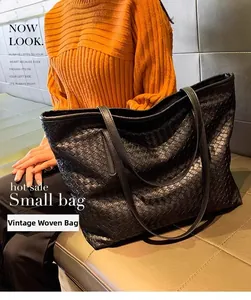 Detailansicht der schwarzen gewebten Tragetasche mit klassischer Vintage-Struktur
