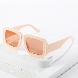 Retro-Polygon-Sonnenbrille mit dickem hellorangefarbenem Rahmen auf weißem Displayständer