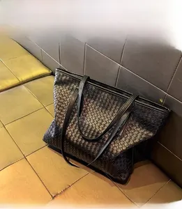 Detail des handgewebten Intrecciato-Musters auf dunkelgrauer großer Shopper-Tasche