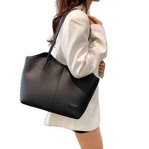 Minimalistische schwarze Leder-Einkaufstasche mit strukturierter Oberfläche und Schulterriemen