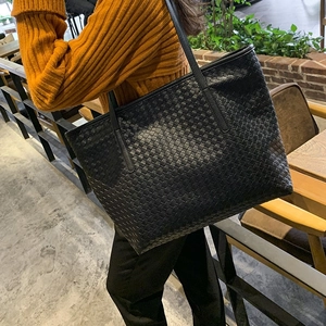 Große schwarze geflochtene Tragetasche aus Leder mit klassischem Schachbrettmuster Design