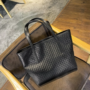 Klassische schwarze geflochtene Tragetasche für Damen mit minimalistischem Gitterdesign