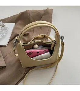 Detailansicht der geräumigen Innenseite einer cremefarbenen Hobo-Tasche mit Platz