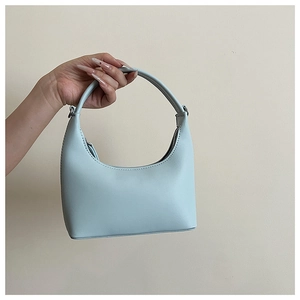 Nahaufnahme der hellblauen Hobo-Tasche mit strukturiertem Leder und Silberbeschlägen