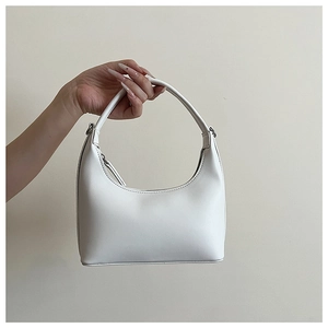 Detailansicht einer weißen Halbmond-Hobo-Tasche aus glattem, mattem Kunstleder