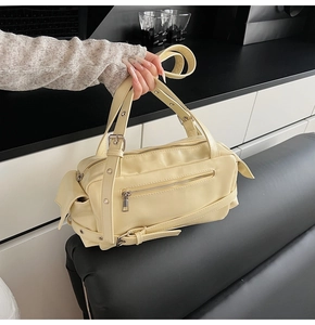 Détails de sac biker jaune crème avec fermetures éclair argentées et boucles de ceinture