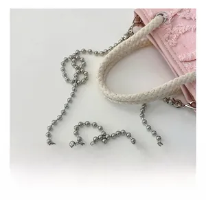Détail du sac enfant en denim rose avec poignée tressée blanche et chaîne à billes argent