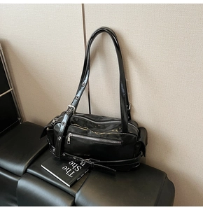 Détails du sac à bandoulière punk noir brillant avec fermetures éclair et œillets