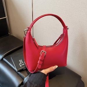 Minimalistische rote Leder-Hobo-Handtasche mit silberner Schnalle und Reißverschluss