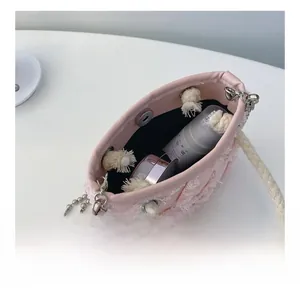 Vue intérieure d'un sac seau rose à franges montrant la capacité pour cosmétiques