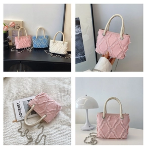 Détail du mini sac rond en toile matelassée avec bordure à franges et poignée tissée colorée
