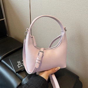 Schicke hellrosa Halbmondtasche mit silberner Schnalle und elegantem Tragegriff