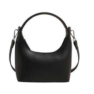 Minimalistische schwarze Hobo-Tasche mit rundem Tragegriff und silbernen Metalldetails