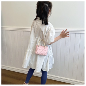 Sac bandoulière rose matelassé pour enfant avec chaîne métallique et poignée tressée