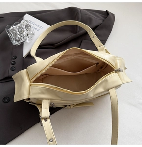 Vue détaillée de l'intérieur du sac crème avec poche zippée et bandoulière réglable
