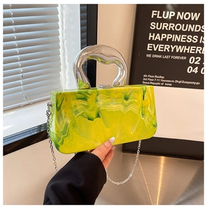 Détail du sac de soirée marbré jaune et vert avec poignée en métal liquide argent