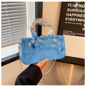 Détail du sac de soirée marbré bleu avec poignée artistique argentée et bandoulière