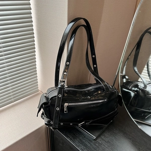 Borsa da moto nera lucida alla moda con borchie e dettagli in metallo argento punk