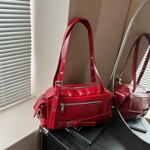 Borsa a tracolla retrò in pelle verniciata rossa con occhielli argento e stile punk