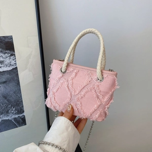 Sac bandoulière rose en denim pour enfants avec bords effilochés et poignée en corde