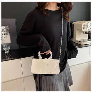Sac de soirée chic à motif marbre avec poignée en U en argent et fine bandoulière chaîne