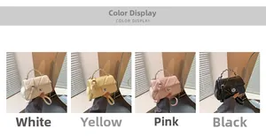Borse a tracolla trapuntate in bianco, giallo, rosa e nero con catena dorata