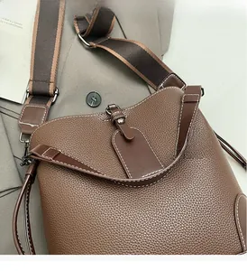 Detailaufnahme der braunen Beuteltasche aus Leder mit kontrastierenden weißen Nähten