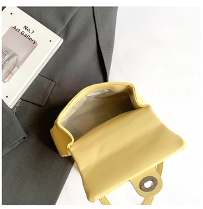 Dettaglio della borsa trapuntata giallo chiaro che mostra fodera interna e chiusura