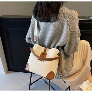 Detail der hochwertigen Leder-Beuteltasche mit breitem Gurt und Color-Block-Design