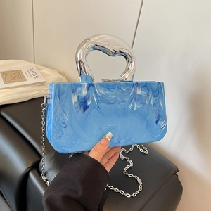 Sac de soirée en acrylique marbré bleu avec poignée argentée et bandoulière chaîne