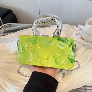 Sac pochette en acrylique marbré vert avec poignée en métal et chaîne argentée amovible