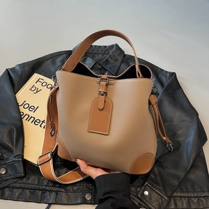 Khaki Eimer-Tasche mit Kiesel-Textur, braunem breitem Gurt und Handgriff für Damen
